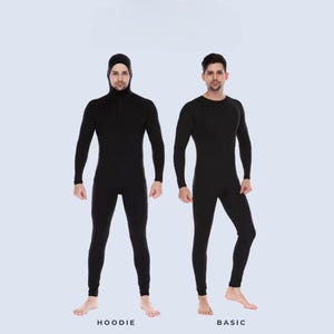 Könnte beinhalten: Zwei schwarze Thermobasis-Schichten werden gezeigt. Eines ist ein Ganzkörperanzug mit Kapuze und Reißverschluss. Das andere ist ein langärmeliges Hemd und eine Hose. Das Wort "HOODIE" steht unter dem Anzug mit Kapuze und "BASIC" unter dem anderen.