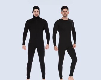 Könnte beinhalten: Zwei schwarze Thermobasis-Schichten werden gezeigt. Eines ist ein Ganzkörperanzug mit Kapuze und Reißverschluss. Das andere ist ein langärmeliges Hemd und eine Hose. Das Wort "HOODIE" steht unter dem Anzug mit Kapuze und "BASIC" unter dem anderen.
