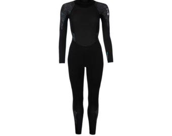Könnte beinhalten: Ein schwarzer Ganzkörper-Neoprenanzug mit langen Ärmeln und hohem Ausschnitt. Der Neoprenanzug hat gemusterte Akzente an Schultern, Oberarmen und Unterschenkeln. Er ist für Wassersportarten konzipiert und bietet volle Abdeckung.