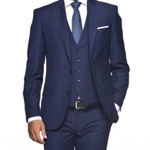 Op de afbeelding: Marineblauw driedelig pak met een wit overhemd en een blauwe stropdas. Het pak bestaat uit een blazer, vest en broek. De blazer heeft een pochet. De tekst "Navy" staat in de linkerbovenhoek.
