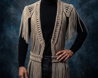 Cardigã boho com franjas e detalhe vazado de tassel, perfeito para festivais de praia e raves.