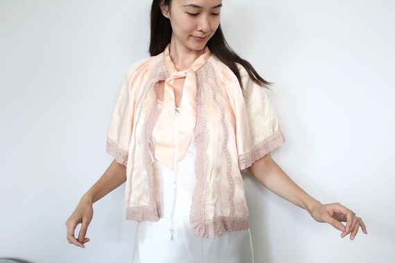 Vintage 30s 40s Peach Satin Bed Jacket | Satin & L