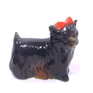 Figura de cerámica vintage de Yorkshire Terrier (perro o cachorro Yorkie) pintada a mano, 25-492