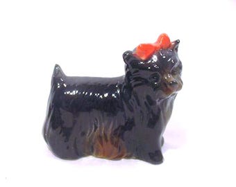 Figura de cerámica vintage de Yorkshire Terrier (perro o cachorro Yorkie) pintada a mano, 25-492