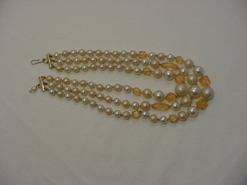 Vintage White /& Peach Plastic Bead Three Strand Necklace 19-375