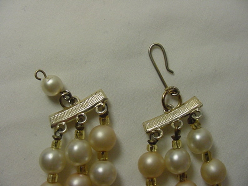 Vintage White /& Peach Plastic Bead Three Strand Necklace 19-375