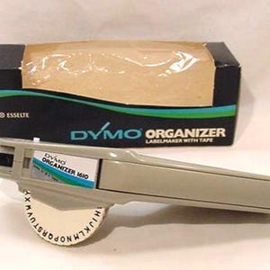 Vintage - Dymo Organizer - Label Maker With Tape - Unused - Works -  In Original Box   25 - 644