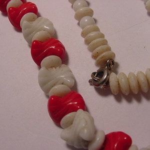 Vintage Red And White Glass Bead Necklace 11 1666 image 3