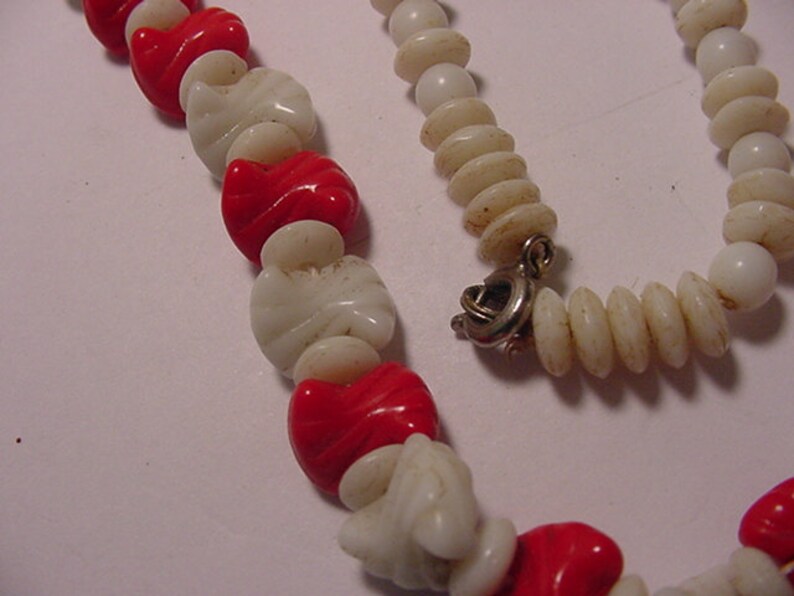 Vintage Red And White Glass Bead Necklace 11 1666 image 3