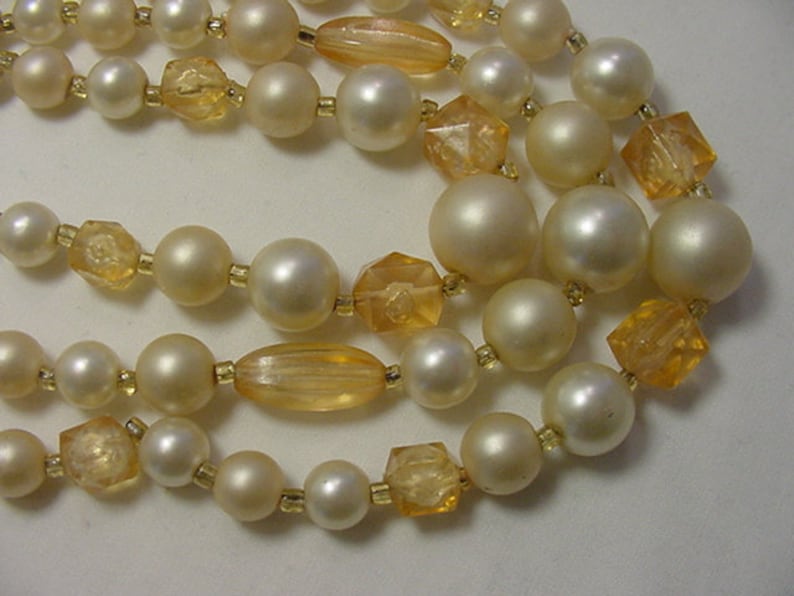 Vintage White /& Peach Plastic Bead Three Strand Necklace 19-375