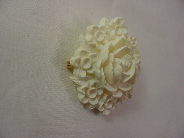 ヴィンテージ ホワイト プラスチック フラワー ブロッサム ブローチ 20