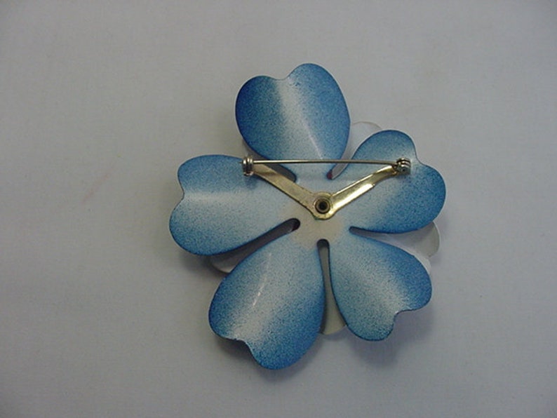 Vintage Enamel On Metal flower Blossom Brooch /& Clip On Earring Set 19-972