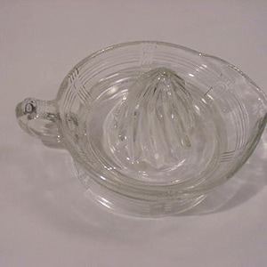 Vintage Mid Century Clear Glass Juicer / Citrus Reamer With Pour Spout And Finger Handle  25 - 297