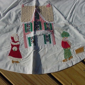 Vintage Handmade Christmas Tree Skirt  22 - 189