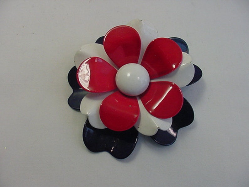Vintage Enamel On Metal flower Blossom Brooch /& Clip On Earring Set 19-972