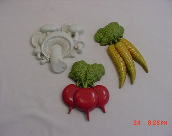 Set Of Three Vintage 1982 Plastic Vegetables - Mushroom - Carrots &Radishes  18 - 1367