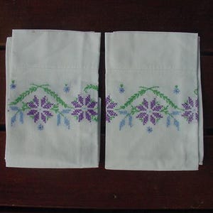 Set Of 2 Vintage Mid Century Hand Embroidered Cotton Pillow Cases - Flower Design  25 - 315