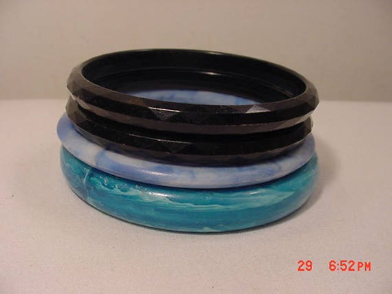 4 Vintage Plastic Bangle Bracelets  14 - 1417 - image 7