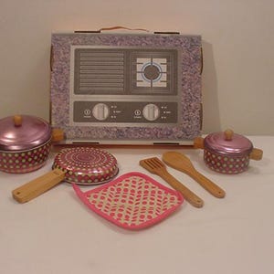 25 - 248 poêles et casseroles jouet pour enfants roses et verts à pois, ustensiles en bois et plaque de cuisson au fond de la boîte 25 - 248