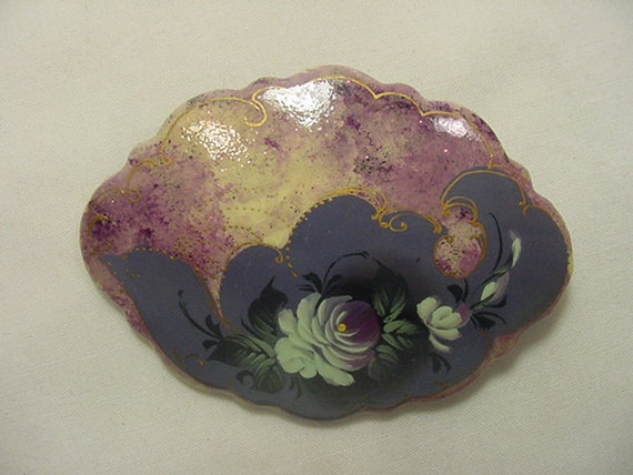 Broche Ancienne En Laiton Avec Décor Peint à La Main - Signature/monogramme à Identifier, Vendue Dans Son état