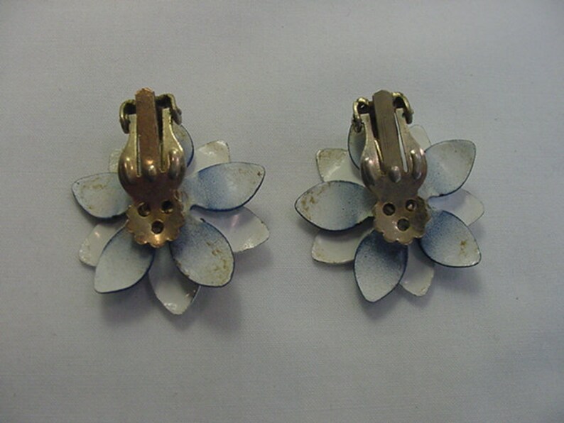 Vintage Enamel On Metal flower Blossom Brooch /& Clip On Earring Set 19-972