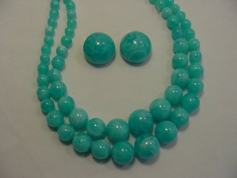 Vintage Hong Kong Marbled Blue /& White Plastic Bead Two Strand Adjustable Necklace And Clip On Earring Set 19-370
