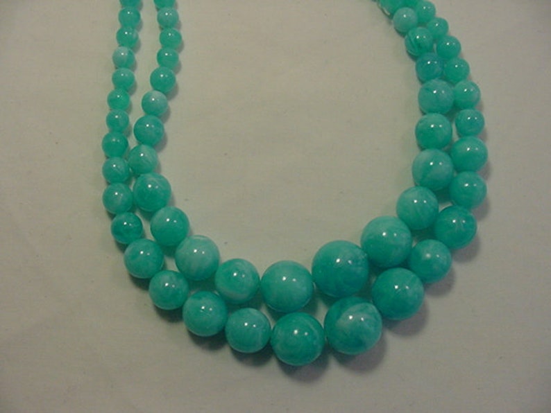 Vintage Hong Kong Marbled Blue /& White Plastic Bead Two Strand Adjustable Necklace And Clip On Earring Set 19-370