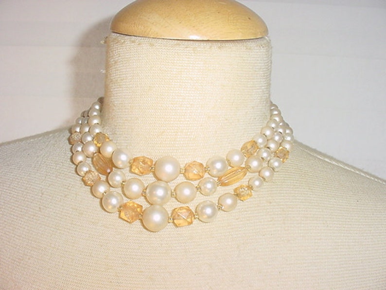 Vintage White /& Peach Plastic Bead Three Strand Necklace 19-375