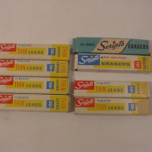 Może przedstawiać: Zbiór ośmiu pudełek z ołówkami i gumkami Scripto z epoki. Pudełka są żółte i białe z czerwonymi i niebieskimi akcentami. Pudełka zawierają 12 czarnych cienkich ołówków i 20 ołówków na pudełko. Pudełka z gumkami są oznaczone jako "No-Smudge Erasers" i zawierają 15 gumek na pudełko.