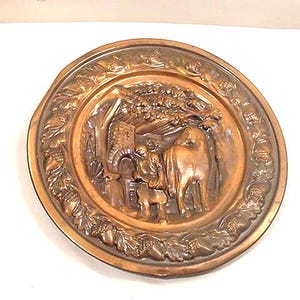 Plato decorativo vintage de cobre de mediados de siglo - Escena del herrero 25-300