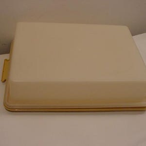 Vintage Tupperware Rectangle Sheet Cake Carrier - Harvest Gold  25 - 271