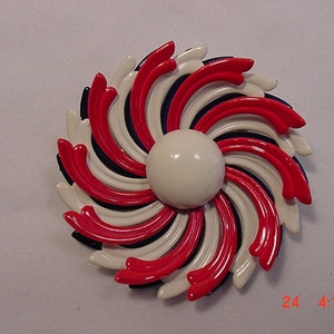 Vintage Metal Red White & Blue Flower Blossom Brooch   16 - 102