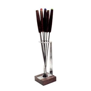 Pode incluir: Um conjunto de fondue com seis espetos. Os espetos têm cabos de madeira castanha escura e são encimados por detalhes vermelhos, azuis, amarelos e verdes. O conjunto inclui um suporte de aço inoxidável e uma base de madeira.