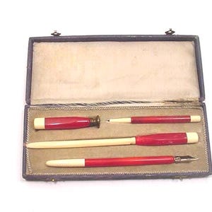 Juego de escritorio antiguo Art Déco de 4 piezas de baquelita color rojo cereza en su estuche original (25-394)