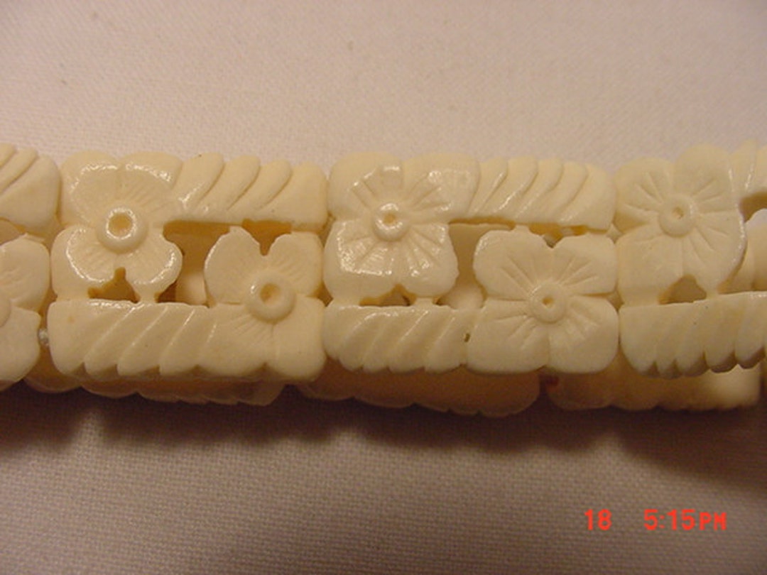 Vintage 1950s Mid-Century White Bone Carved Flower Stretch Bracelet