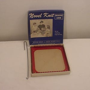 Peut inclure: Un métier à tisser en plastique rouge et blanc dans sa boîte d'origine. La boîte a un fond bleu avec les mots "Novel Knit Weaving Loom" imprimés dessus. La boîte comprend également une image de trois enfants utilisant le métier à tisser.