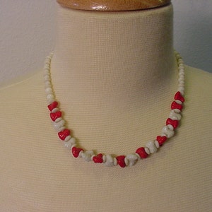 Vintage Red And White Glass Bead Necklace 11 1666 image 5