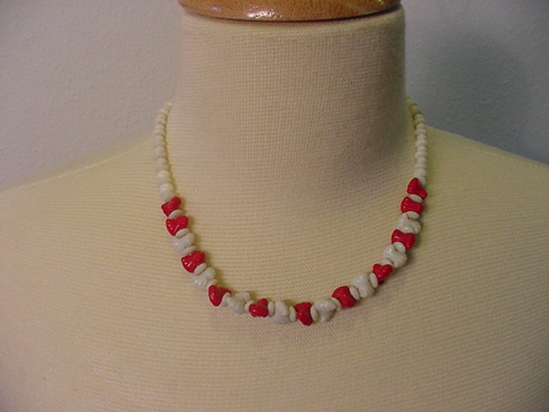 Vintage Red And White Glass Bead Necklace 11 1666 image 5