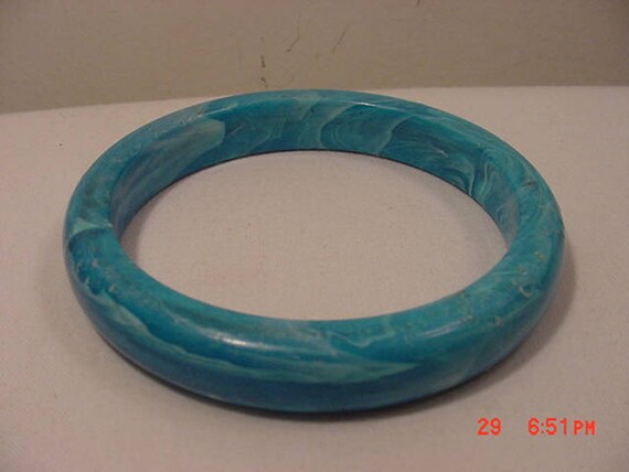 4 Vintage Plastic Bangle Bracelets  14 - 1417 - image 3