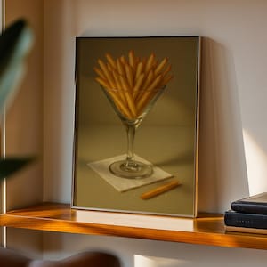 マティーニグラスに入ったフライドポテトのアートプリント：風変わりでキュートなモダンな静物油絵、彼女へのプレゼント、フード＆カクテルバーカートの装飾