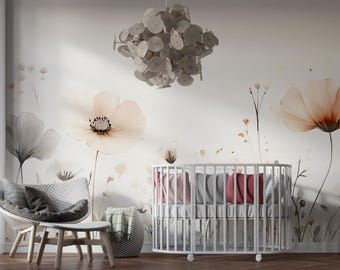 Puede incluir: Un cuarto de niños con una cuna blanca, una silla moderna y un mural floral. La cuna está llena de almohadas y mantas. Una lámpara decorativa cuelga del techo. Las paredes están adornadas con grandes pinturas de flores al estilo acuarela.