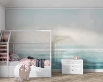 Puede incluir: Dormitorio infantil con cama blanca, escalera y almacenamiento, cómoda blanca y cochecito de juguete rosa. La pared tiene un mural de un paisaje marino en tonos azules y beige. Suelo de madera.
