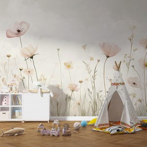 Pu&ograve; includere: Una cameretta con carta da parati floreale con grandi fiori rosa ed erbe alte. Un teepee bianco, un mobile contenitore bianco e vari giocattoli, tra cui un trenino, uno squalo e delle palle, sono sul pavimento in legno.