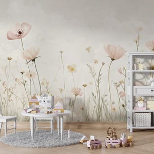 Pu&ograve; includere: Una cameretta con carta da parati floreale con grandi fiori rosa e steli verdi. Un tavolo, una sedia e una libreria bianchi sono di fronte alla carta da parati. Giocattoli e oggetti decorativi sono sul tavolo e sugli scaffali.