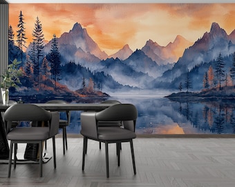 Könnte beinhalten: Ein Aquarell-Wandbild, das eine Berglandschaft mit einem See, Bäumen und einem Sonnenuntergang darstellt. Das Wandbild ist die Kulisse für einen Esstisch und Stühle. Die Stühle sind schwarz und der Tisch ist dunkel.