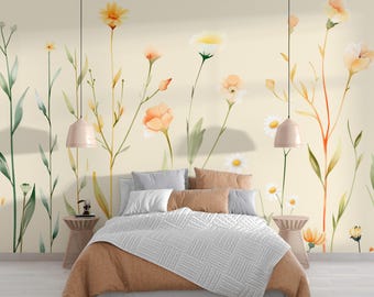 Puede incluir: Una escena de dormitorio con una cama cubierta con una colcha acolchada blanca y un cubrecama marrón. La pared está adornada con un mural floral en acuarela en tonos amarillos, naranjas y verdes. Dos lámparas colgantes cuelgan sobre las mesitas de noche.