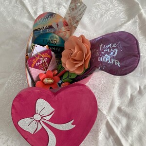 Moederdagcadeaupakket: slaapmasker, bladwijzer, blanco bloemenkaart om in te schrijven, chocolaatjes, grappige onderzetters, pen en twee theezakjes