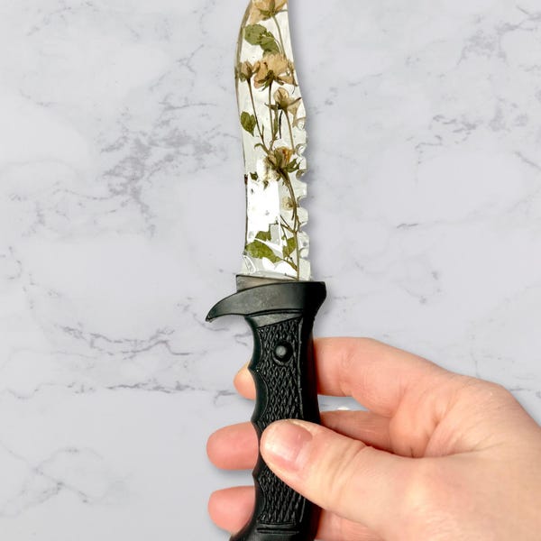 Cuchillo falso de resina rosa y negra - HECHO A PEDIDO