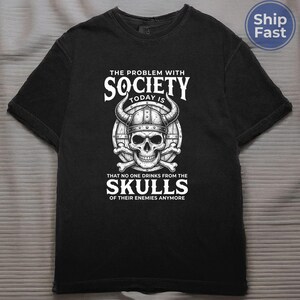 Camiseta de calavera vikinga Comfort Colors, divertida y sarcástica. El problema de la sociedad actual: ya nadie bebe de las calaveras de sus enemigos. imagen 12