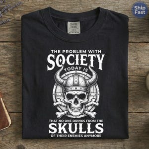 Camiseta de calavera vikinga Comfort Colors, divertida y sarcástica. El problema de la sociedad actual: ya nadie bebe de las calaveras de sus enemigos. imagen 9
